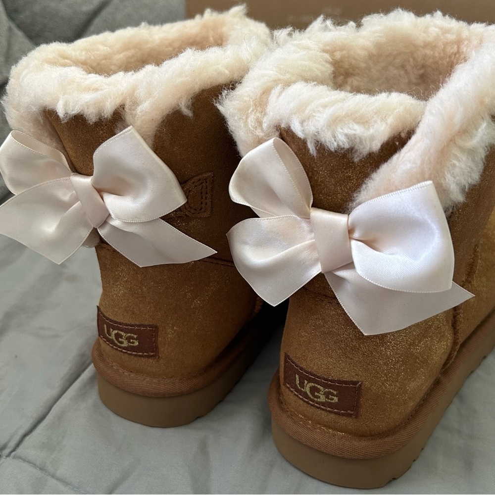 NWT Ugg Mini Bailey Bow - Gold Glimmer